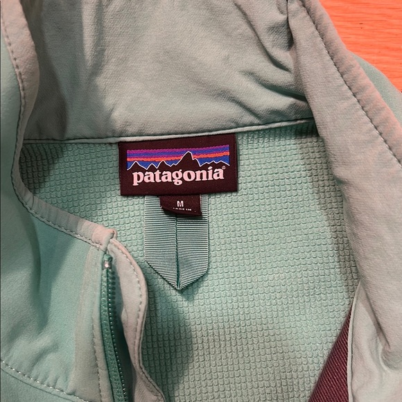 Patagonia Green Softshell Jacket with Water-Resistant Fabric - Picture 2 of 5